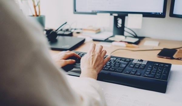 8 Signs It’s Time To Find A Virtual Assistant cover